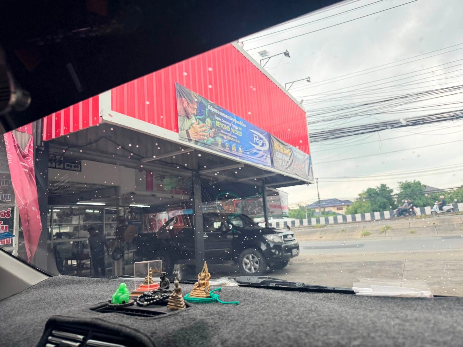 🚗 เปลี่ยนลุคให้ Toyota Avanza ของคุณ เย็นกว่า ดูดีกว่า ด้วยฟิล์มเซรามิก R2 Series 7!