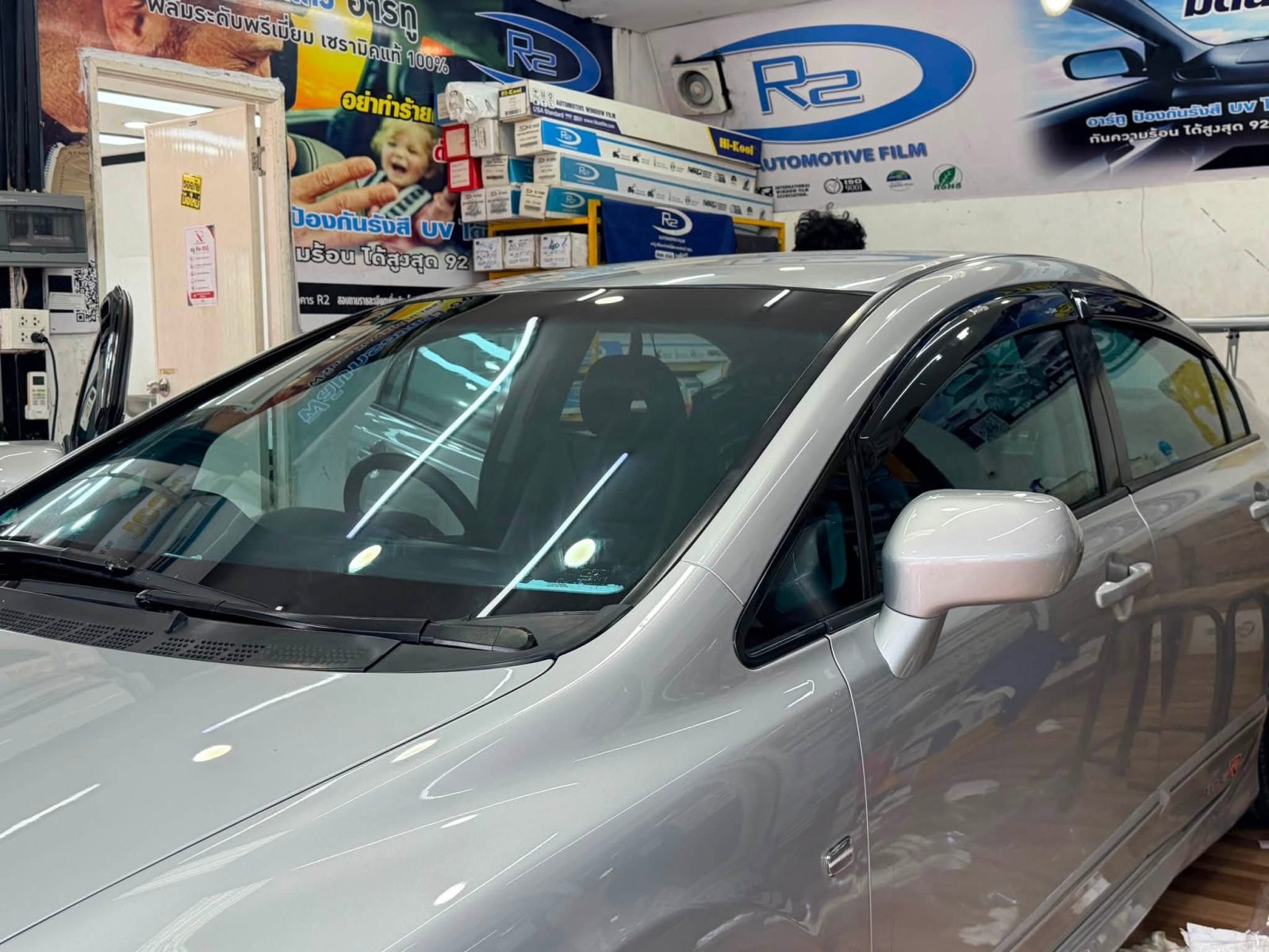 🔥 HONDA CIVIC FD สปอร์ตเต็มคัน… แต่จะขับสบายกว่านี้ เมื่อเลือกฟิล์มเซรามิก R2 SERIES 7 R730 ฟ้าใส 🔥