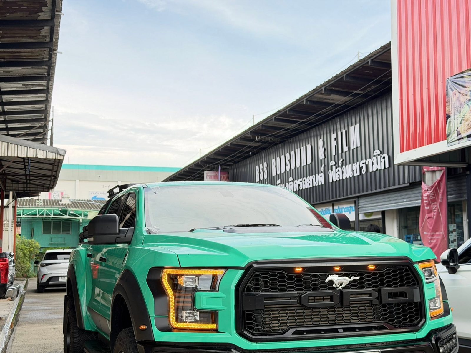 🔥 FORD RAPTOR หล่อ ดุ พร้อมลุยทุกเส้นทาง ติดฟิล์มเซรามิก R2 SERIES 6 กันร้อนจริง เห็นผลจริง เย็นสบายตั้งแต่วันแรกที่ติด